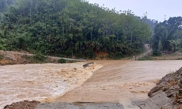 Nước lũ cuốn trôi xe múc, một người bị mất tích