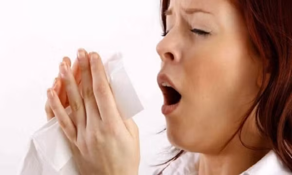 Vì sao người bị viêm mũi dị ứng không nên ăn hải sản?