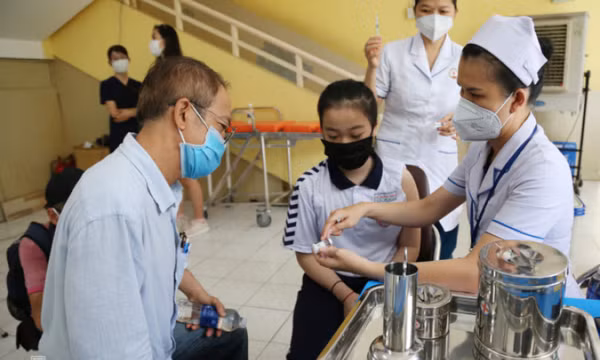Làm gì cho con trước và sau tiêm vaccine Covid?
