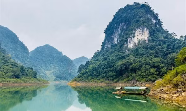 Hồ nước đẹp như tranh, quanh năm xanh màu ngọc bích nằm giữa núi rừng Cao Bằng