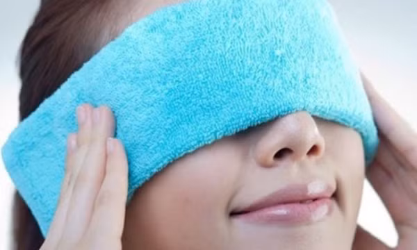Đỏ mắt khi ngồi máy tính nhiều, phải làm sao?
