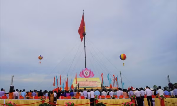 Chủ tịch nước Nguyễn Xuân Phúc dự Lễ thượng cờ 'Thống nhất non sông'