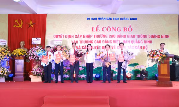 Lễ công bố quyết định sáp nhập Trường Cao đẳng Giao thông Quảng Ninh vào Trường Cao đẳng Việt – Hàn Quảng Ninh