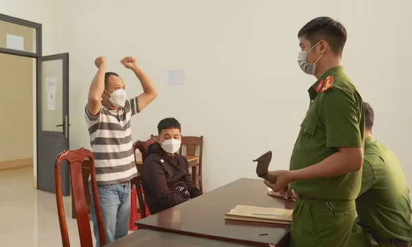Mâu thuẫn vì va chạm giao thông, hai cha con vác dao đi chém đối thủ