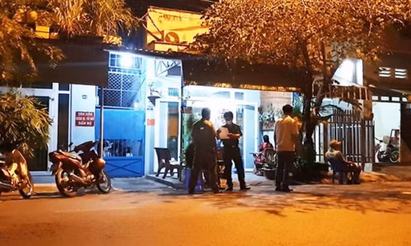 Hoảng hốt khi thấy con trai nằm bất động trong vũng máu trên gác