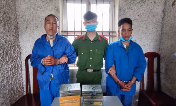 Hai chú cháu vận chuyển 12 bánh heroin