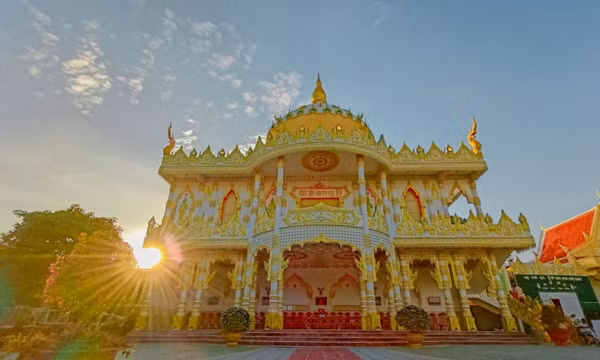 Ngôi chùa ‘dát vàng’ nguy nga như cung điện, chụp hình đẹp quên lối về