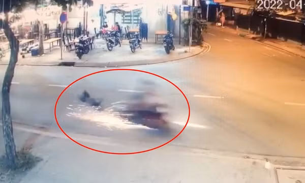 Theo mẹ bán vé số, bé trai 4 tuổi bị xe máy húc văng nhiều mét