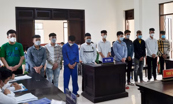 Đua xe mừng sinh nhật, 12 người lĩnh án