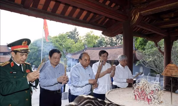 Chủ tịch nước Nguyễn Xuân Phúc dâng hương Tổ Mẫu Âu Cơ và Quốc tổ Lạc Long Quân