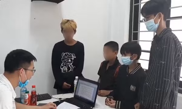 Nhóm thiếu niên đập phá máy bán hàng tự động giữa công viên TP Huế
