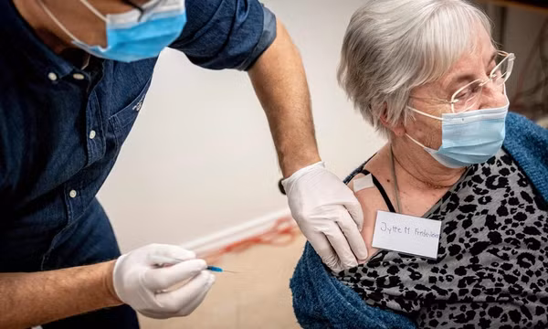 Quốc gia đầu tiên dừng tiêm vaccine Covid-19