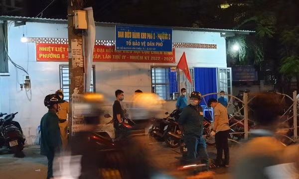 Một dân quân tự vệ bị đâm tử vong khi điều tiết giao thông trước trường học