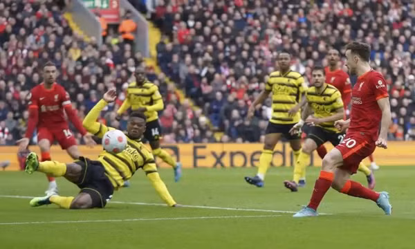 Liverpool lên đỉnh bảng Ngoại hạng Anh