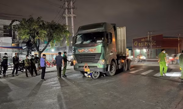 Xe container cuốn xe máy vào gầm, shipper 70 tuổi tử vong thương tâm