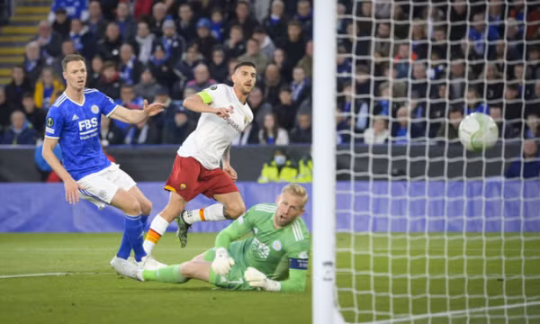 Roma rơi chiến thắng vì bàn đá phản