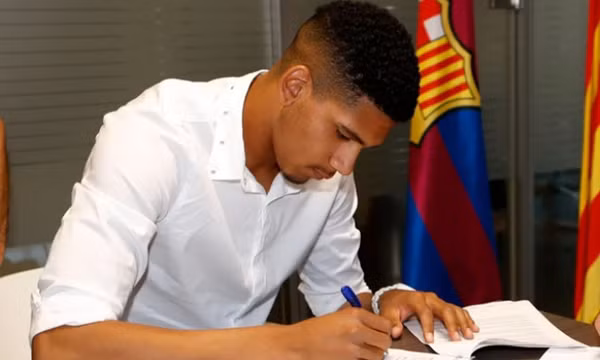 Barca chốt tương lai Ronald Araujo