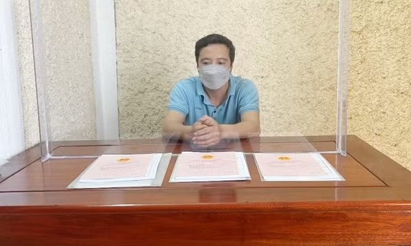 Công chức tư pháp xã lợi dụng chức vụ để lấy tiền của dân