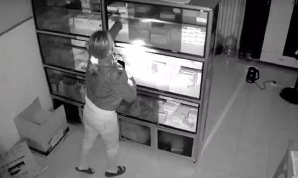 Cách chức phụ trách trạm y tế xã lén mang thuốc ra ngoài bán