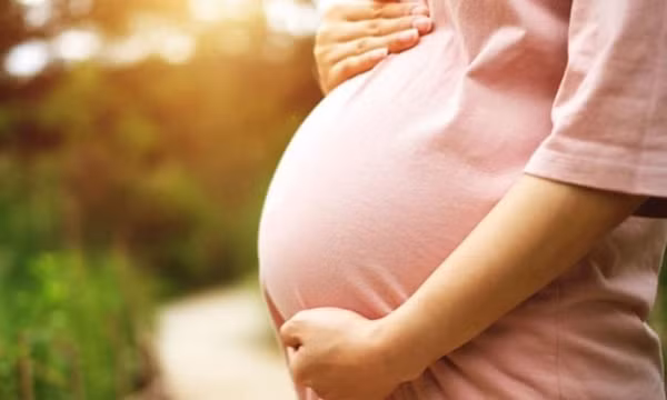 Nắng nóng, làm sao để bảo vệ sức khoẻ cho mẹ bầu và thai nhi?