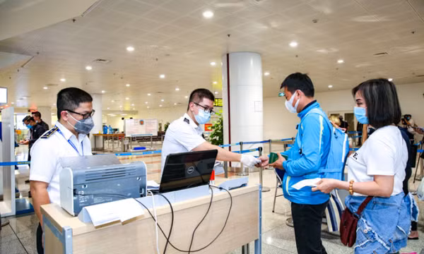 Việt Nam tạm dừng khai báo y tế COVID-19 với người nhập cảnh từ 0h ngày 27/4