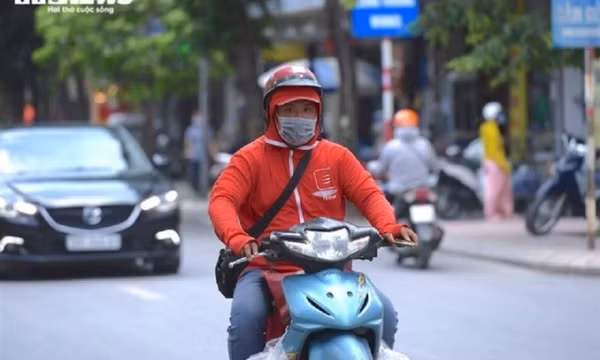 Nghỉ lễ 30/4 - 1/5: Công nhân tăng ca, shipper tăng giá, thu nhập gấp ba