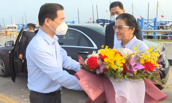Phó Chủ tịch nước CHDCND Lào thăm Vịnh Hạ Long