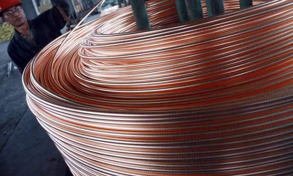 Giá dầu thô đảo chiều tăng 6%, kim loại cơ bản hút dòng tiền