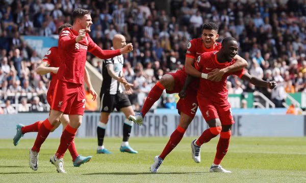 Liverpool lên ngôi đầu Premier League