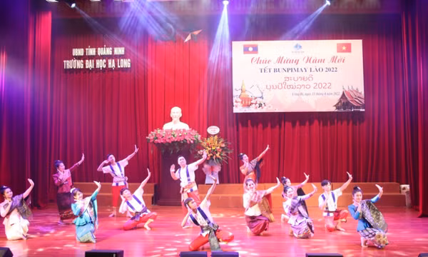 Lưu học sinh Lào hào hứng đón Tết cổ truyền Bunpimay