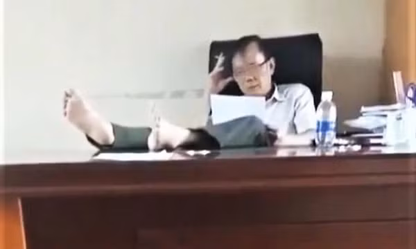 Hạt trưởng kiểm lâm 'gác hai chân lên bàn làm việc' được bố trí làm hạt phó