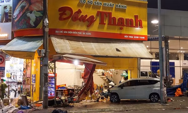 Ôtô lao vào tiệm bánh mì, 4 người bị thương