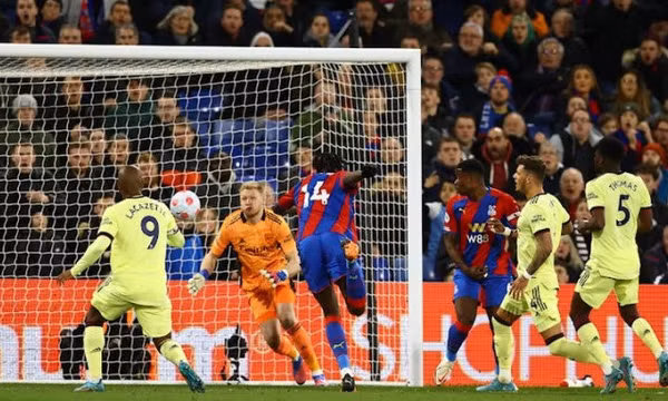 Arsenal thảm bại tại Ngoại hạng Anh