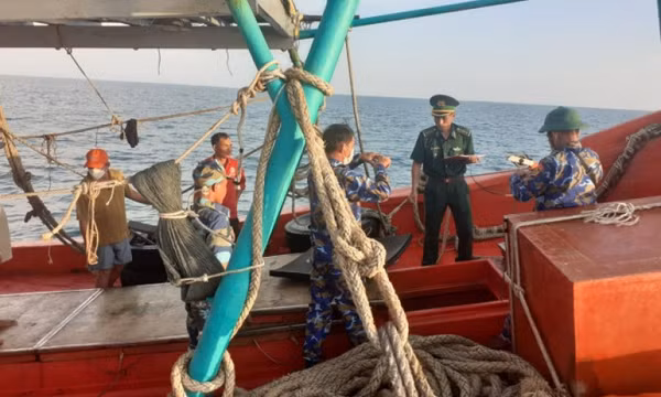 Tàu chở 20.000 lít dầu không nguồn gốc