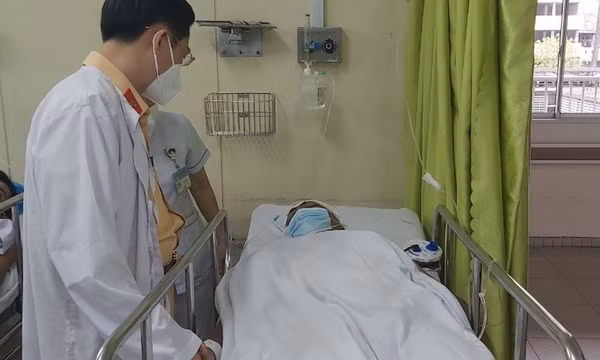 Người đi sai làn đường lao xe vào thiếu tá cảnh sát