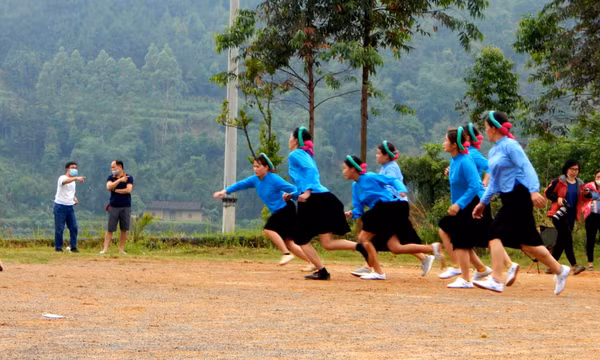 Những “bông hoa núi rừng” đá bóng
