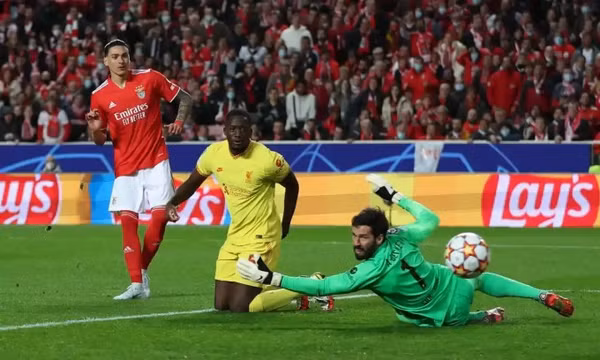 Liverpool đặt một chân vào bán kết Champions League