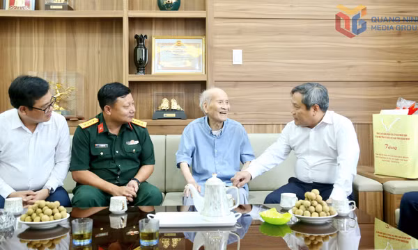 Các đồng lãnh đạo tỉnh Quảng Ninh thăm, tặng quà nhân kỷ niệm 80 năm Cách mạng Tháng Tám và Quốc khánh 2/9