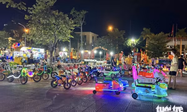 Bé trai 5 tuổi đứt lìa hai ngón tay khi chơi xe điện tự chế