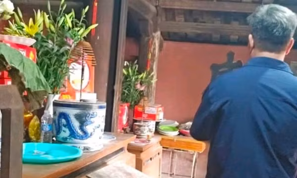 Xác minh phản ánh người đàn ông không cho du khách bỏ tiền vào hòm công đức tại chùa Thầy