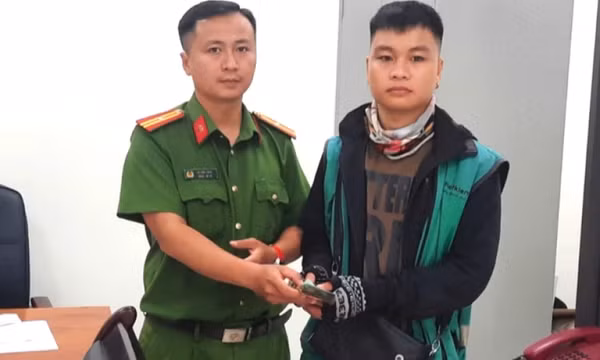Tài xế Grab nhặt hơn 30 triệu đồng mang đến công an tìm người đánh rơi