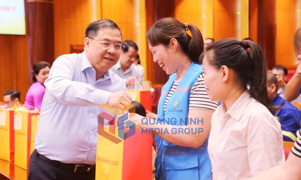 Phó Thủ tướng Thường trực Chính phủ Phạm Gia Túc thăm, tặng quà tại Quảng Ninh, tháng 5-2026