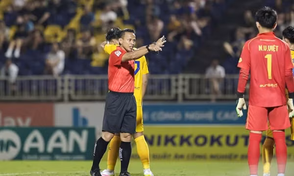 Trọng tài Malaysia điều hành hai trận đấu liên quan cuộc đua trụ hạng V.League