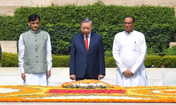 Tổng Bí thư, Chủ tịch nước Tô Lâm đặt vòng hoa tưởng niệm Mahatma Gandhi tại Ấn Độ
