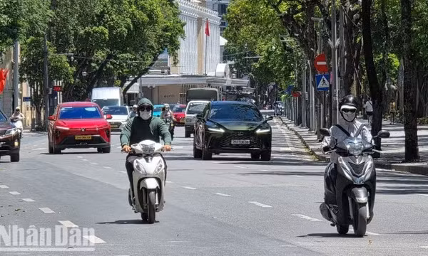 Thời tiết ngày 27/5: Bắc Bộ, Trung Bộ tiếp tục nắng nóng như "đổ lửa", hơn 40 độ C, mưa dông rải rác vào chiều tối