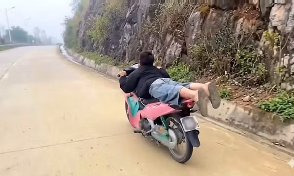 Nam thanh niên nằm sấp trên yên khi lái xe máy bị tịch thu xe