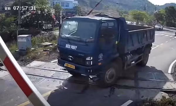 Tài xế xe tải vượt rào chắn đường sắt khi cần chắn đang hạ ở Khánh Hòa