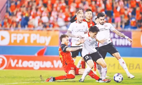 Ninh Bình củng cố vị trí thứ 3, SHB Đà Nẵng vươn lên áp chót