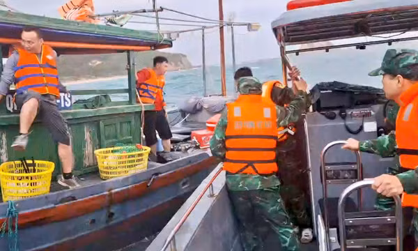 Đồn Biên phòng Thanh Lân cứu hộ thành công ngư dân gặp nạn trên biển