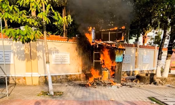 Trụ ATM của ngân hàng ở Cà Mau bị cháy rụi